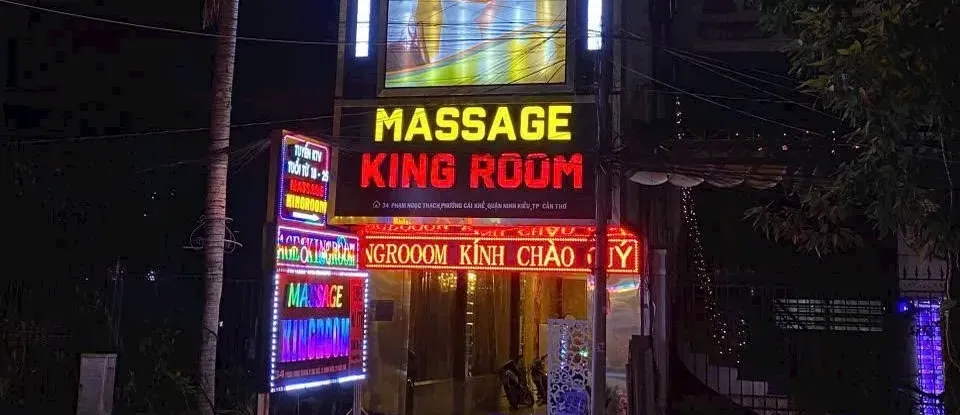 King Room 按摩 外觀夜景與 招牌