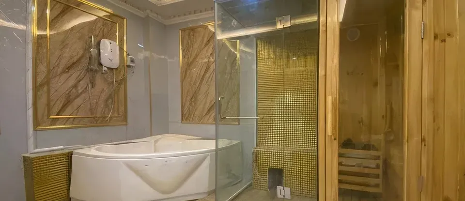 浴缸與 金色 磁磚 桑拿 浴室
