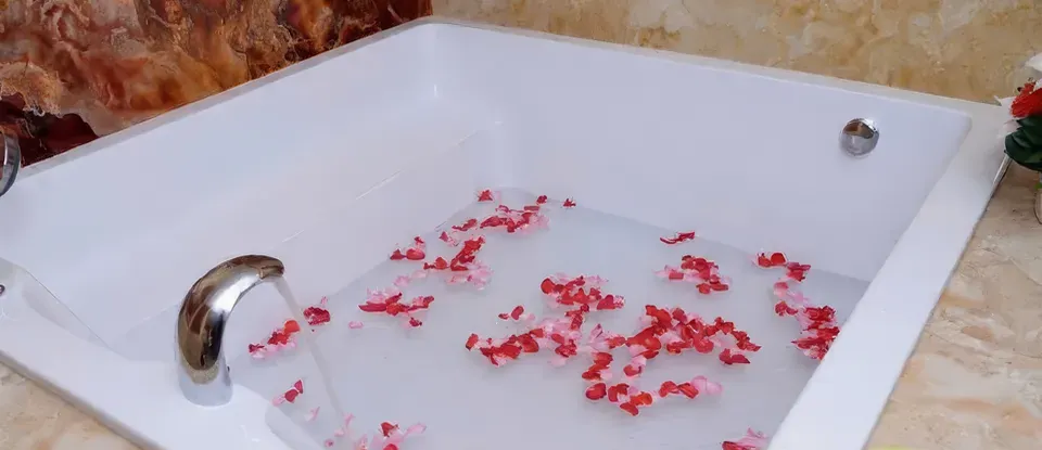 紅色 花瓣 漂浮著的 白色 方形 浴缸