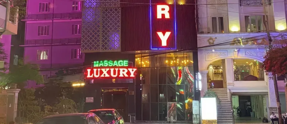 夜間街景的 按摩 店家 玻璃 入口與 停放的 車輛
