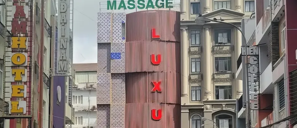 白天於 看到的 Luxury 按摩 店家的 紅色 建築 外觀