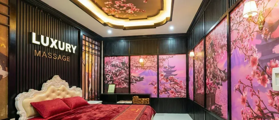 華麗的 櫻花 畫作 牆面與 整齊的 按摩 床