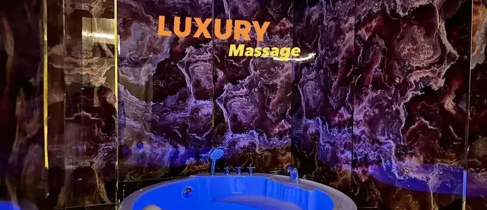 紫色 大理石 牆面與 藍色 燈光的 SPA 浴缸