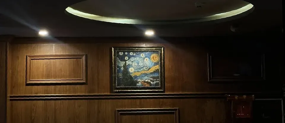 木質 牆面 室內裝潢與 梵谷名畫 畫框 裝飾