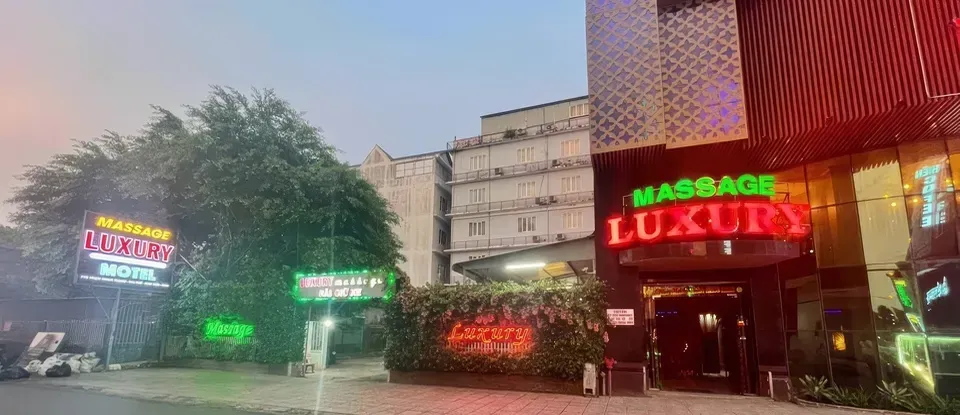 藤蔓植物以 入口 裝飾的 按摩 店家 外部 全景