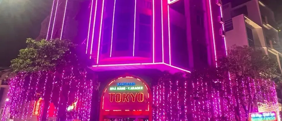 華麗的 粉紅色 霓虹燈 發光的 Tokyo 飯店 KTV 外觀