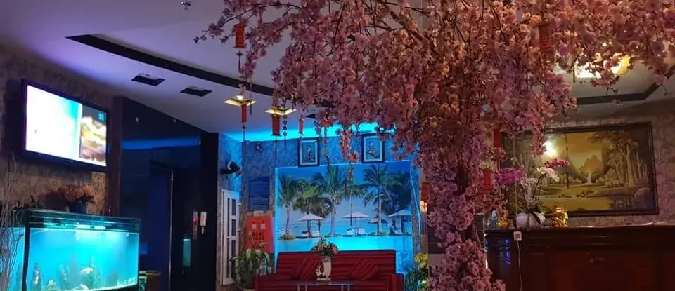 櫻花 裝飾與 大型 設有水族箱的 飯店 大廳 接待櫃檯 空間