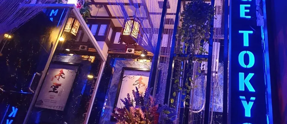 藍色 霓虹 燈光與 以花朵裝飾 淋浴 與 SPA 設施