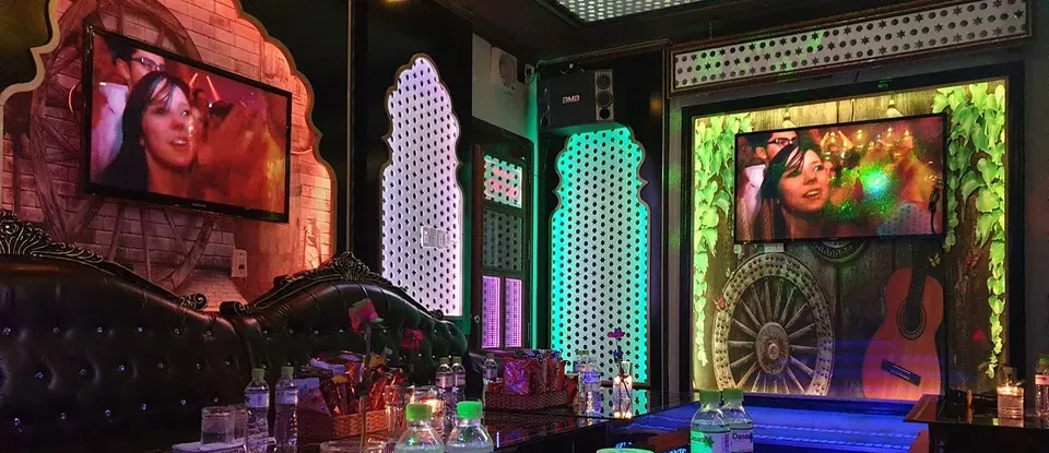 大型 螢幕與 高級 皮革 沙發 配備的 華麗的 KTV 內部