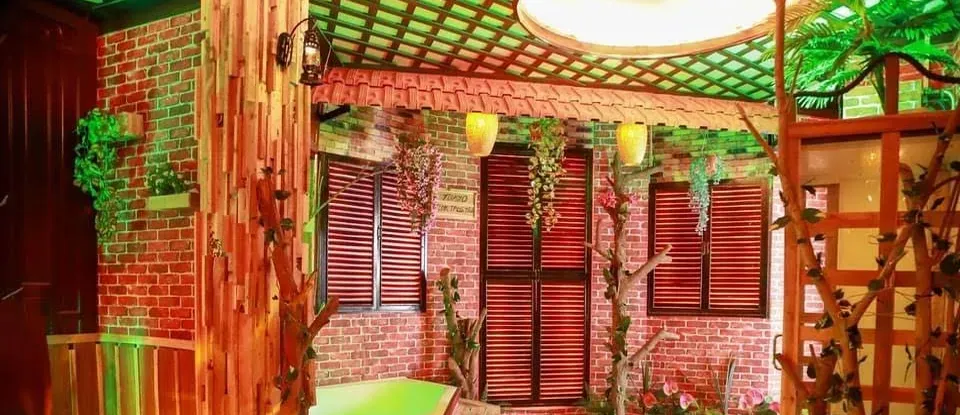木質 室內裝潢與 植物以 打造的 自然風格 SPA 浴缸
