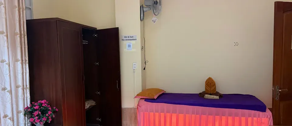 粉紅色 設有按摩床的 SPA 房