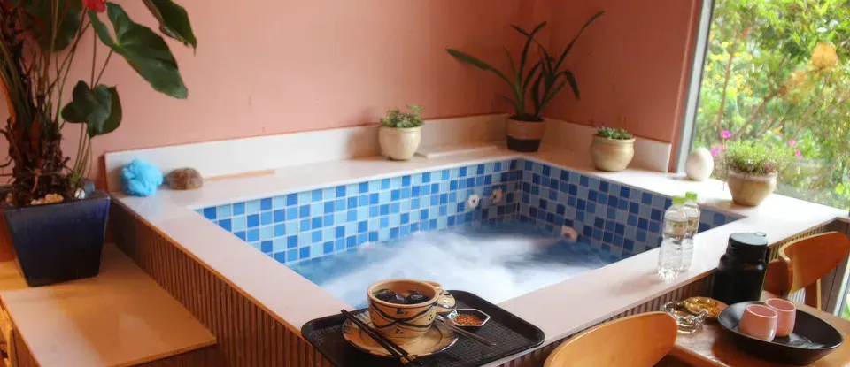 在按摩浴缸中享用的 溫暖的 茶