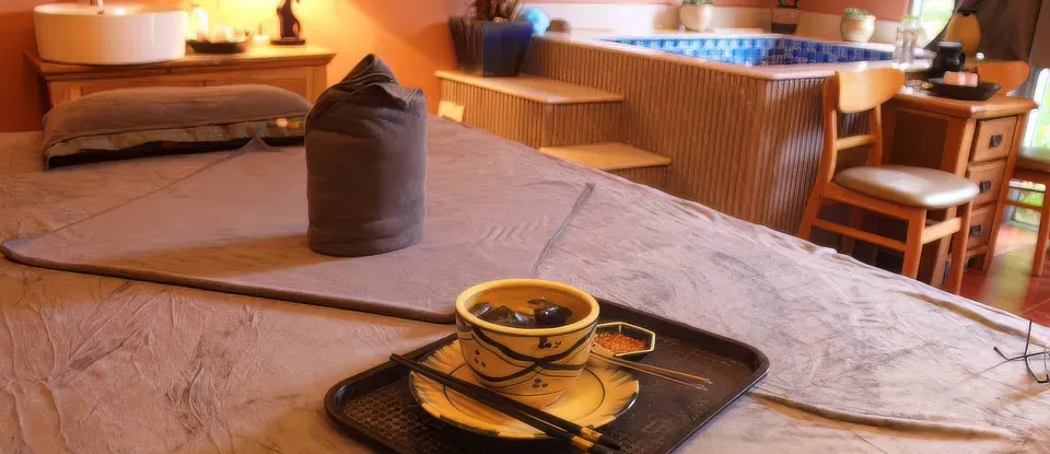 按摩床 上方 放置的 溫暖的 茶 一杯