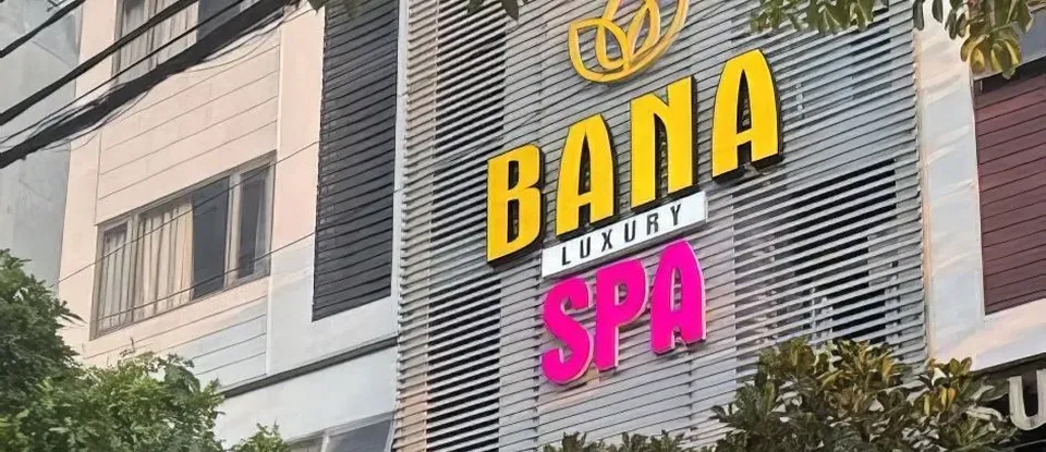 黃色與 粉紅色的 Bana Lee SPA 招牌