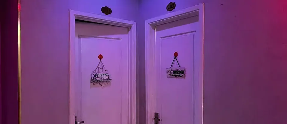 紫色 燈光下 並排 按摩房 門