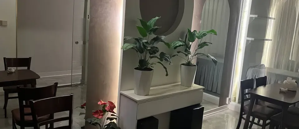 盆栽與 桌子 放置的 SPA 休息空間