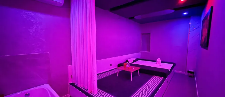 設有浴缸與床的 紫色 燈光的 SPA 房