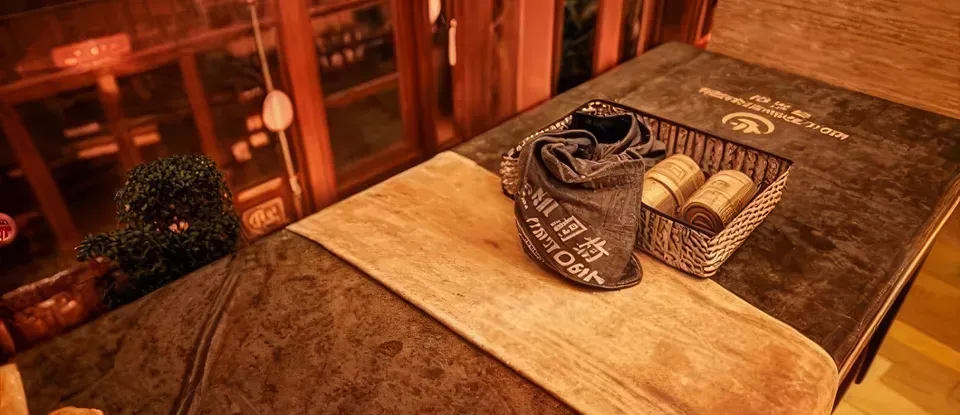 按摩床 上方的 毛巾與 備品