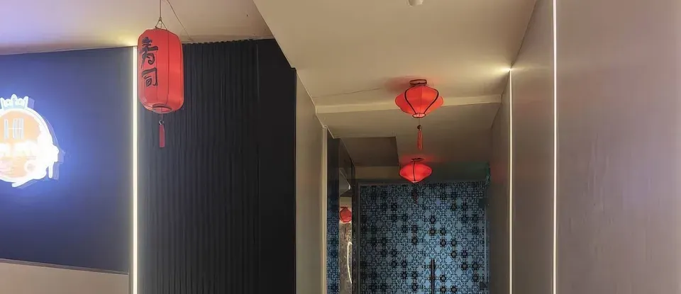 紅色 等 掛著的 峴港 Hoa Kiều 按摩店 走廊