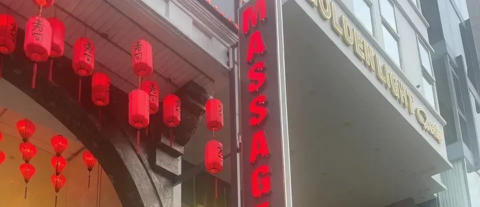 Hoa Kiều 按摩 招牌與 紅燈籠 掛著的 建築 外觀