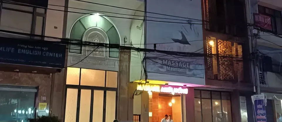 峴港 Mưa Hồng 按摩 店家的 夜間 全景
