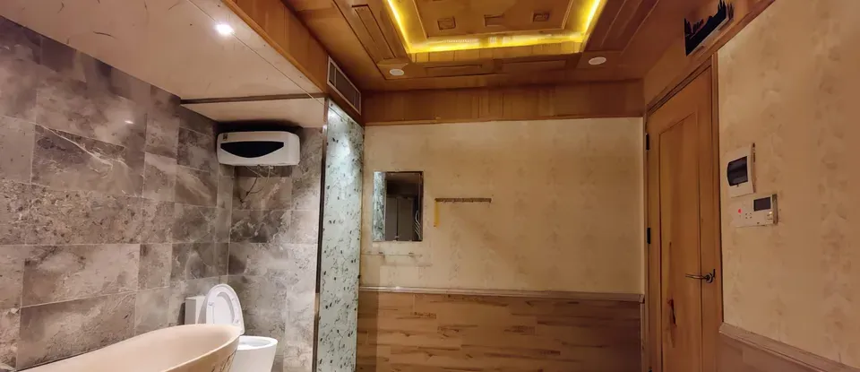 洗手間與 設有浴缸的 按摩房