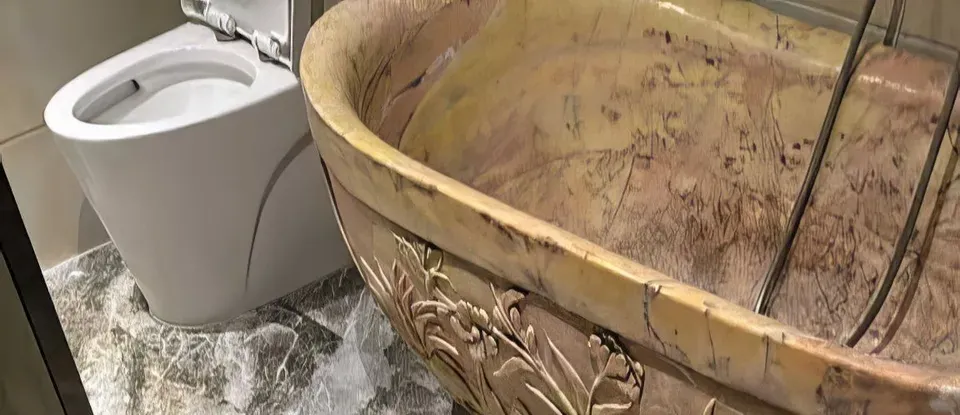 華麗的 圖紋的 浴缸與 洗手間 地板