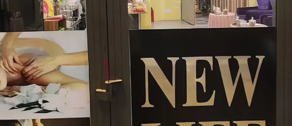 SPA 入口的 New Life 標誌與 照片