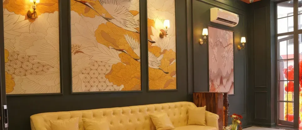 東方風 畫作與 黃色 設有沙發的 休息 Lounge