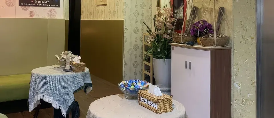 花朵與 放置的 精緻的 桌子