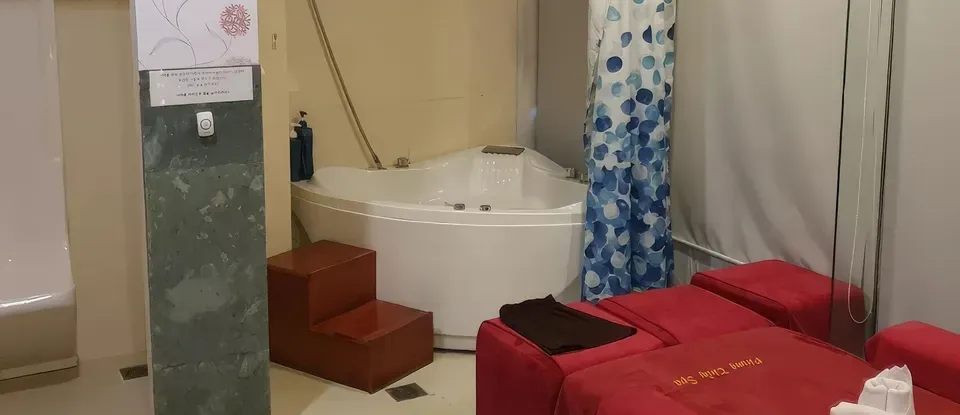 浴缸 旁邊 紅色 椅子 放置的 Phùng Thủy SPA