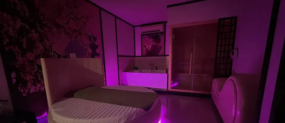 紫色 燈光的 圓形 床 按摩房間
