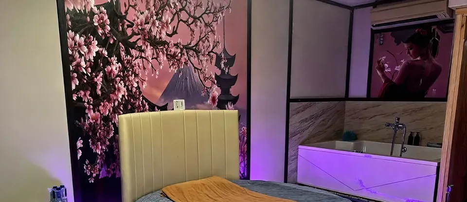圓形 床與 紫色 燈光的 浴缸