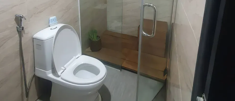 整潔的 洗手間與 淋浴間