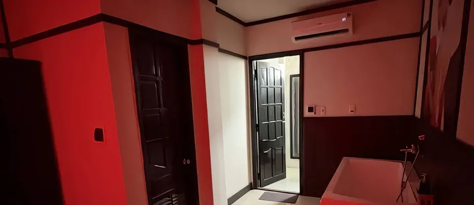 紅色 牆與 白色 設有浴缸的 房間