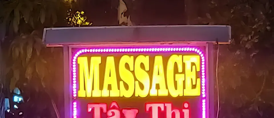 粉紅色與 黃色的 Tây Thi 按摩 霓虹燈