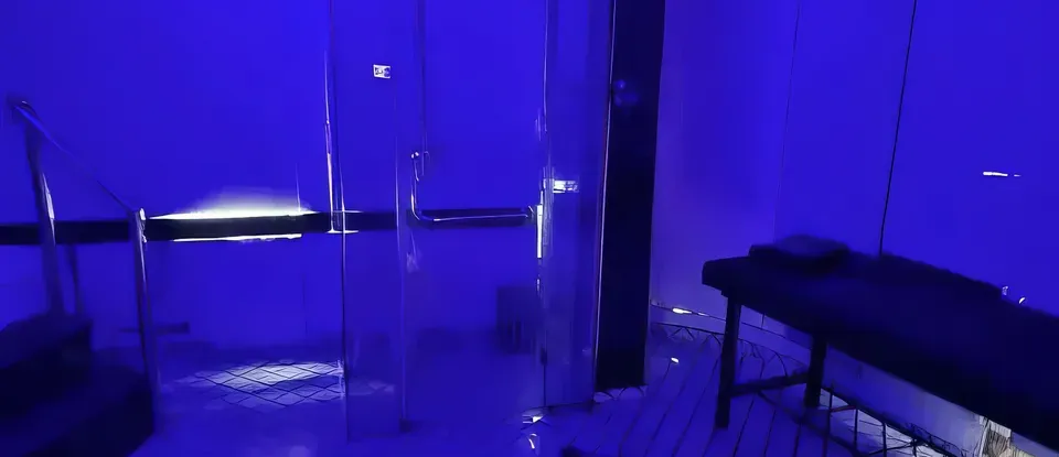 藍色 燈光 照亮的 按摩房