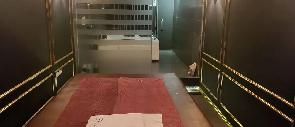 紅色 床單 鋪設的 按摩 床