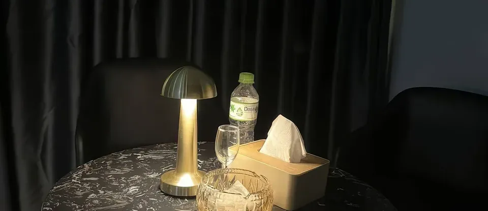 燈與 水瓶 放置的 黑色 桌子