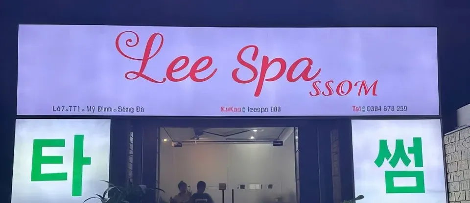 紅色 設有招牌的 Lee SPA 入口