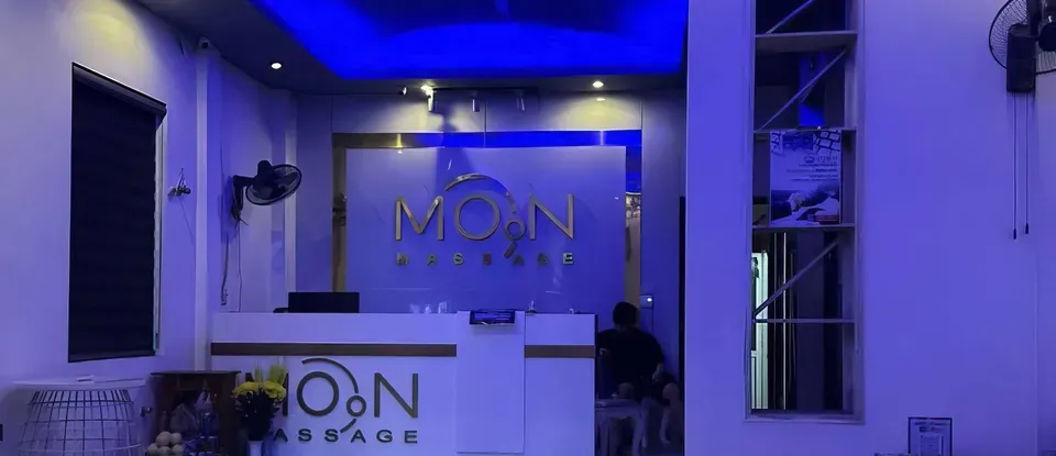 藍色 燈光的 Moon 按摩 大廳