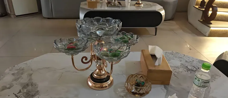 大理石 桌子 上方的 水瓶