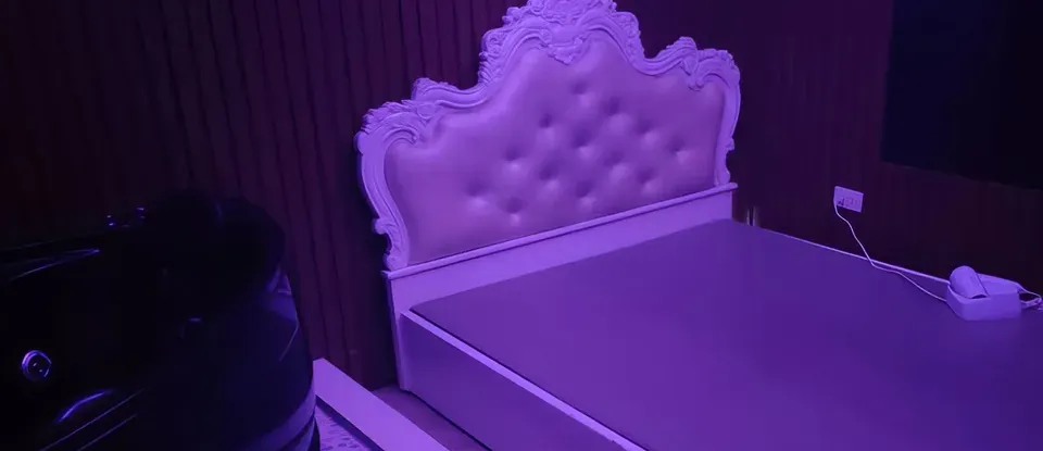紫色 燈光的 高級感十足的 床