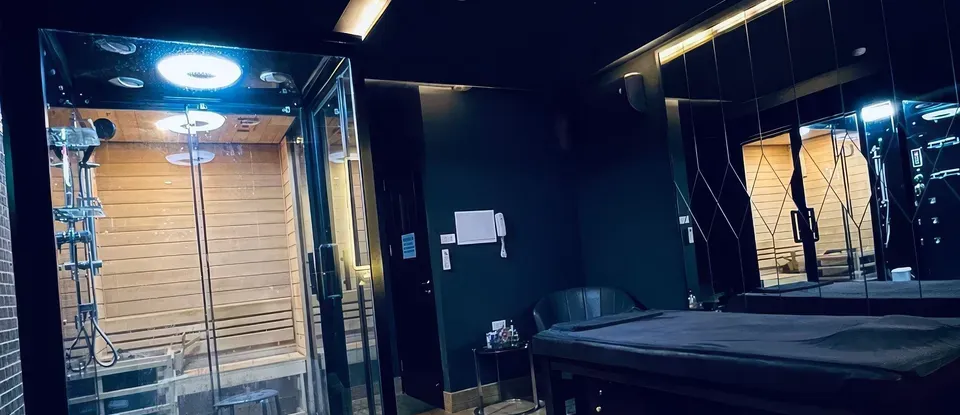 按摩 床與 桑拿 昏暗的 房間