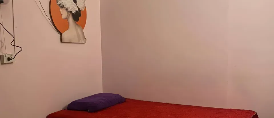 紅色 床 設有床單的 按摩房