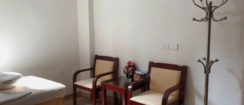 按摩床 旁邊 椅子與 衣帽架