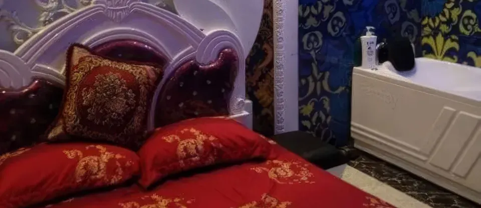 紅色 床品的 床與 白色 浴缸
