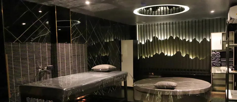 設有按摩床的 SPA 房