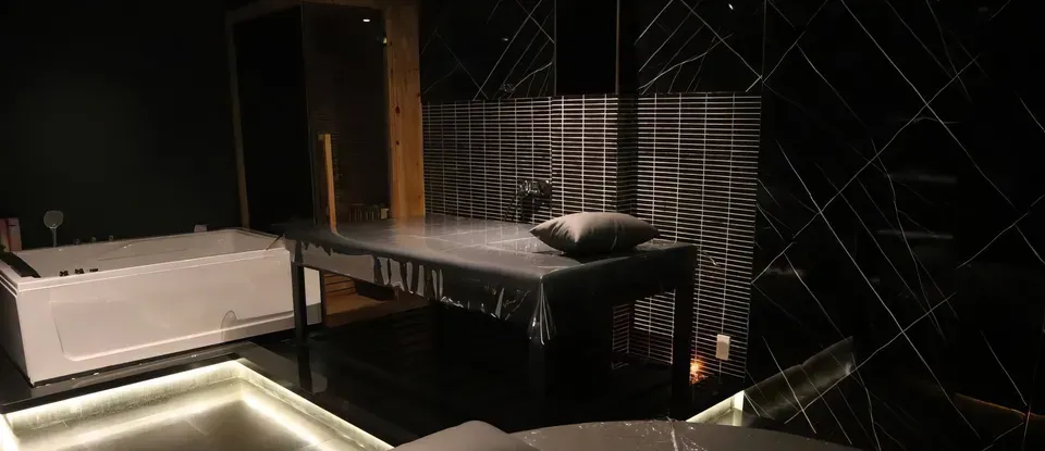 浴缸與 設有按摩床的 SPA