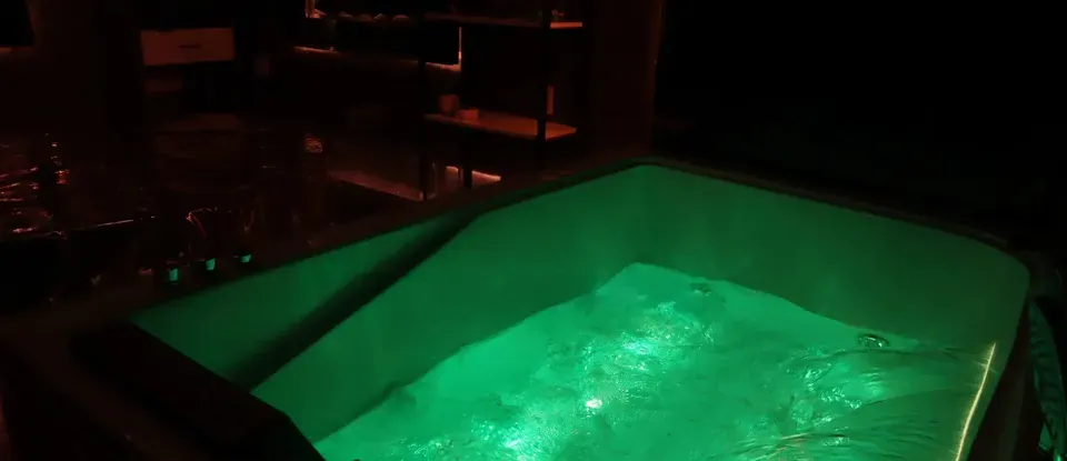 綠色 燈光的 浴缸